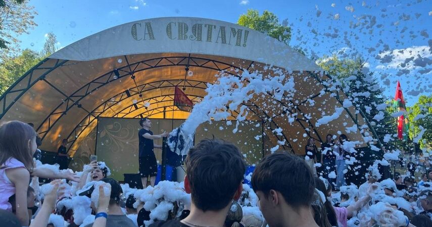 Танцы в облаках: пенная вечеринка стала одной из самых ярких локаций 1 июня в Пинске