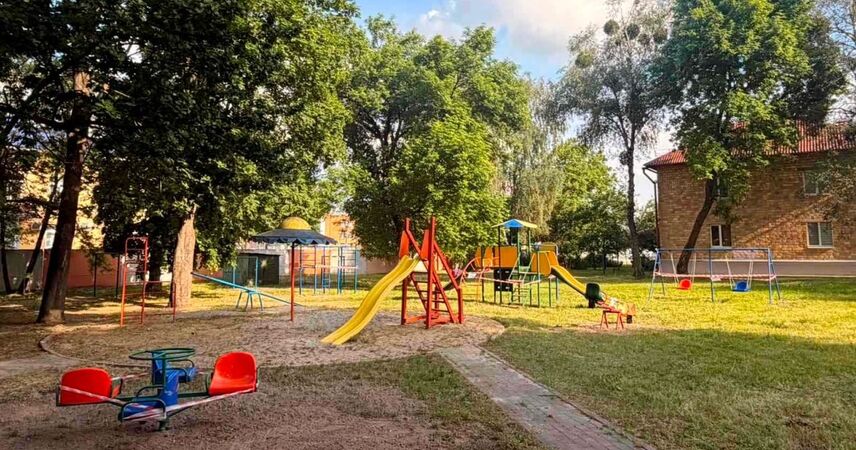 ЖРЭУ Пинска заменяет изношенные качели во дворах города