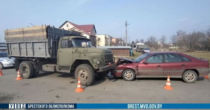 Неудачный маневр водителя «ЗИЛа» в Пинске завершился ДТП с легковушкой