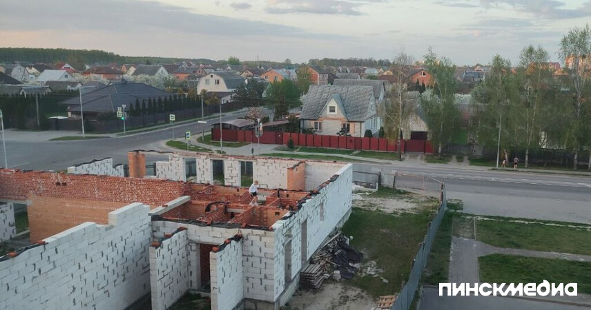 Власти Пинска активизировали борьбу с пустующими домами и долгостроями