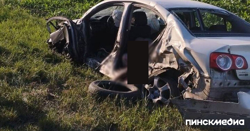 На трассе Р-6 под Пинском в лобовом столкновении BMW X5 и Volkswagen Passat погиб мужчина