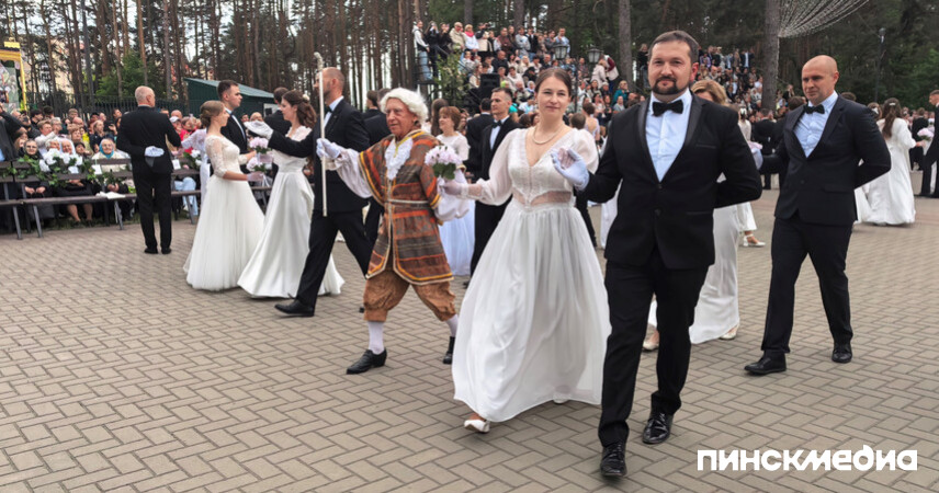 В Пинске седьмой Троицкий бал православной молодежи объединил на танцевальной площадке более 100 пар