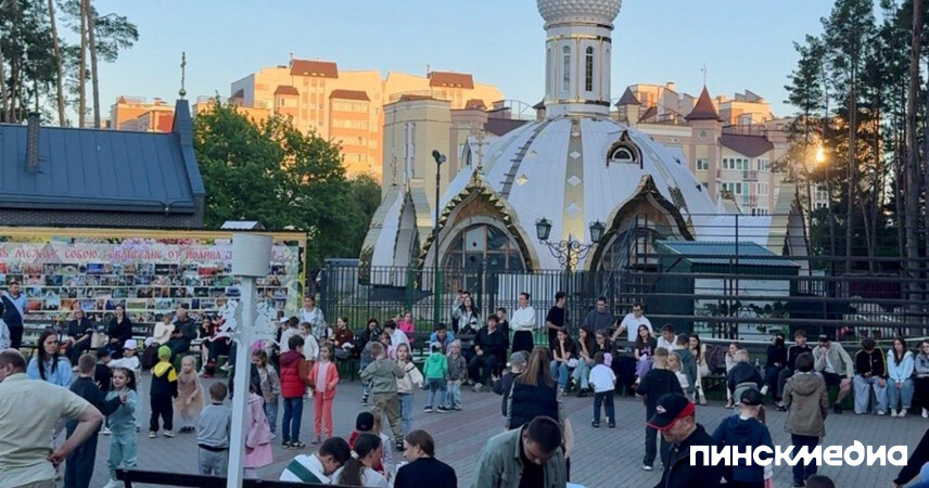 Посмотрели, что происходит за кулисами подготовки к Троицкому балу в Пинске