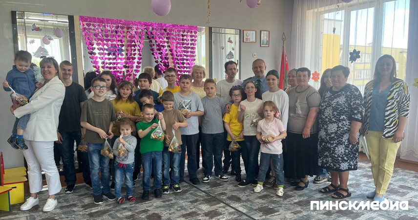 Танцы, стихи и примерка экипировки: милиционеры устроили праздник для детей в социально-педагогическом центре под Пинском