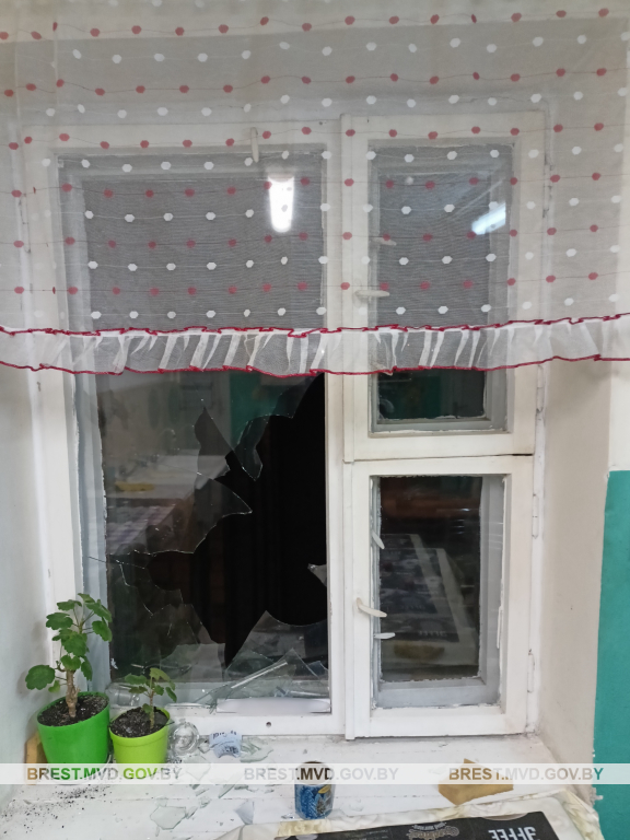 Разбитое окно в общежитии Пинск