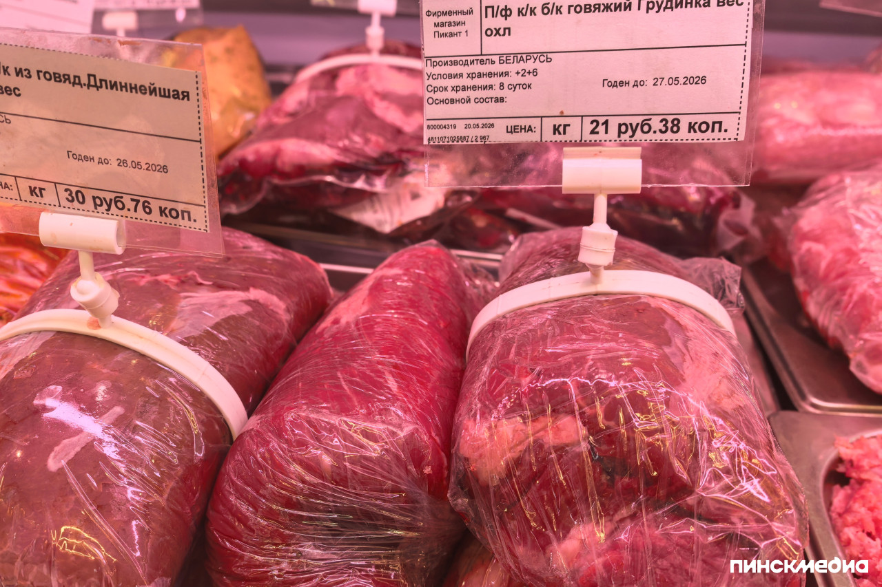 Свежее мясо в мясном отделе магазина Пикант