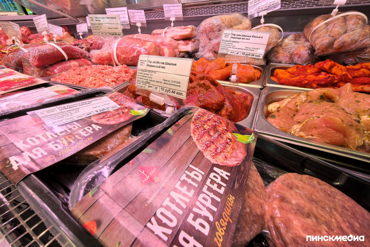 Различные виды продукции и мяса на прилавке Пикант